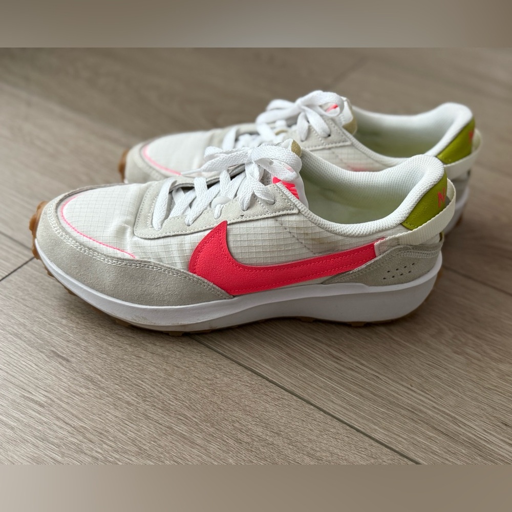 Nike Waffle Women's Athletic Shoes - White, Pink (hot pink)